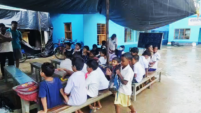 Panskura:ক্লাসরুমের ভিন্ন ছবি,বৃষ্টি মাথায় ত্রিপল টাঙিয়ে চলছে ক্লাস! 